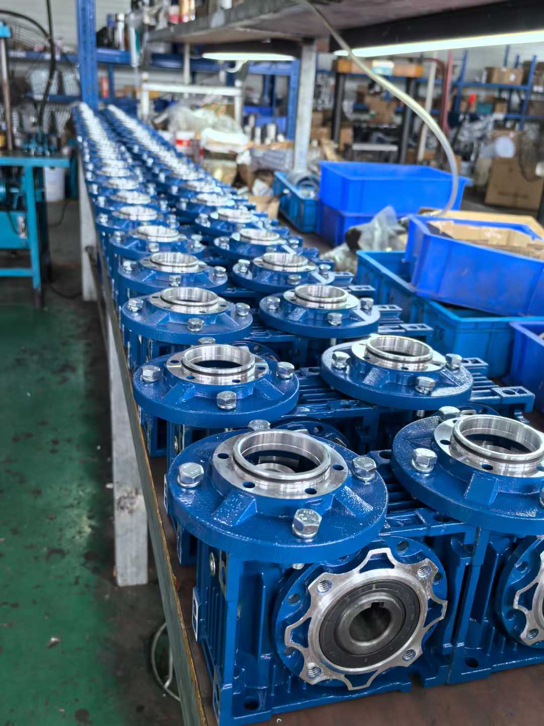 Worm gearbox assembly line at SMK Transmission